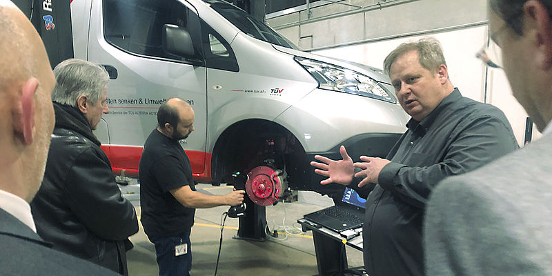 TÜV AUSTRIA Automotive-Experte Andreas Cinibulk (r) erklärt den Einsatz von 3D Laser Scanning im Räder- und Reifenbereich beim Opening des TÜV AUSTRIA Technology & Innovation Center in Wien-Inzersdorf.
