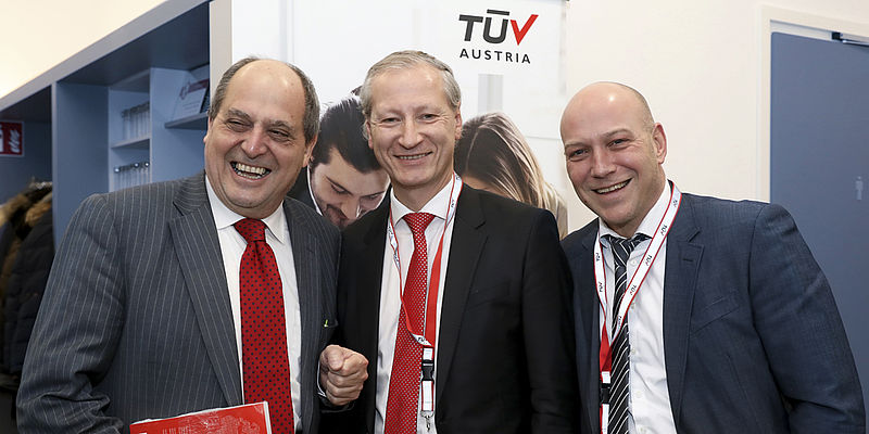 Das Technology & Innovation Center ist eröffnet: TÜV AUSTRIA CEO Stefan Haas (m) empfing Gäste aus Industrie, Wirtschaft und Forschung, so auch Marc van Overmeire (l), Belgorail und Raffael Schubiger (r), Swiss Safety Center.