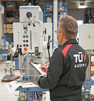Inženir Oberweger iz podjetja TÜV AUSTRIA v osrednjem skladišču PWA/Bernardo v Engerwitzdorfu, (C) Bernardo