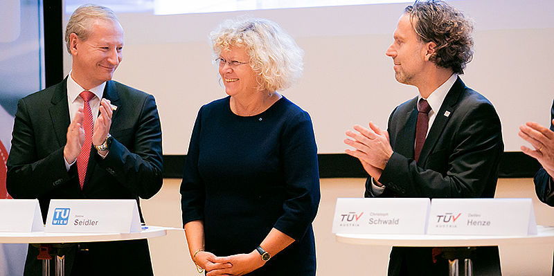 TU Wien und TÜV AUSTRIA wollen die Industrie sicherer machen: Im „TÜV AUSTRIA Security in Industry - Research Lab” wird nun im Rahmen von neun Dissertationen an wichtigen Sicherheitsthemen für die Industrie geforscht: Rektorin Prof. Dr. Sabine Seidler bei der TÜV AUSTRIA Security in Industry Pressekonferenz an der TU Wien, mit Dr. Stefan Haas (l), CEO TÜV AUSTRIA und DI Christoph Schwald, Head of Corporate Innovation Management TÜV AUSTRIA Group. www.tuvaustria.com/securityinindustry (C) TÜV AUSTRIA, Saskia Jonasch