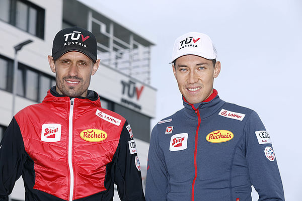 Lukas Klapfer & Mario Seidl vor dem TÜV AUSTRIA Technology and Innovation Center, Wiens neuestem Forschungs- und Prüfzentrum. (C) TÜV AUSTRIA, Andreas Amsüss