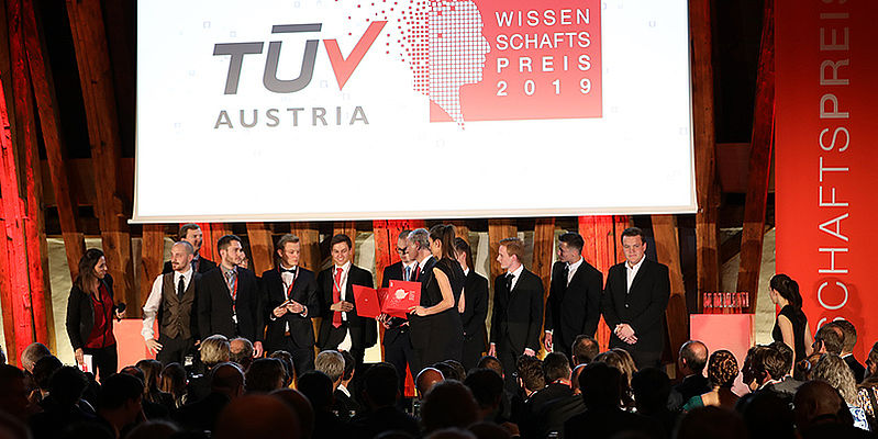 TÜV AUSTRIA Wissenschaftspreis 2019: In der Kategorie „HTL-Abschlussarbeiten“ ging der Preis an Michael Hicker und Patrick Kraus von der HTL Hollabrunn. Mit dem Projekt „Smart Plant Assistant“. Die Nominierten erhielten zur Anerkennung ihrer herausragenden Einreichungen eine TÜV AUSTRIA Wissenschaftspreis Urkunde. (C) TÜV AUSTRIA, Marion Huber