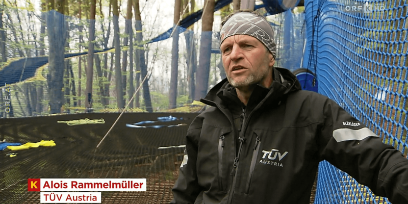 TÜV AUSTRIA Freizeittechnik Alois Rammelmüller prüft Riesenbaum-Trampolin im Familywald Ossiacher See (C) ORF Kärnten