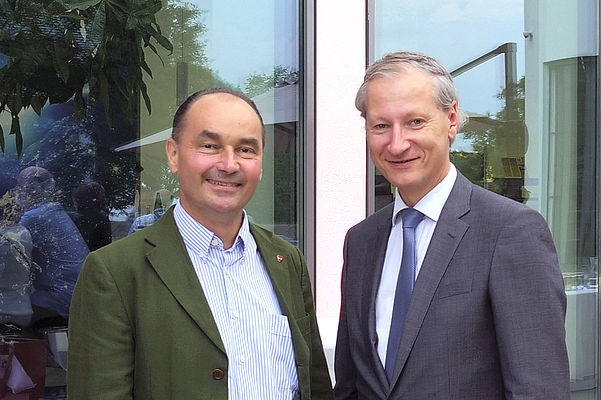Andreas Linhart (l), Bürgermeister der Marktgemeinde Brunn am Gebirge und Stefan Haas, Vorstandsvorsitzender (CEO) der TÜV AUSTRIA Group feiern das Sommerfest der Unternehmensgruppe auf dem TÜV AUSTRIA-Platz 1.