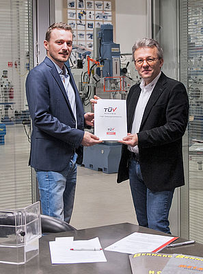 Mario Holzweber (l), Bernardo, in nadzorni inženir Andreas Oberweger iz podjetja TÜV AUSTRIA: »Varnost ne sme biti več samo slogan, temveč praksa v resničnem življenju.« (C) Bernardo