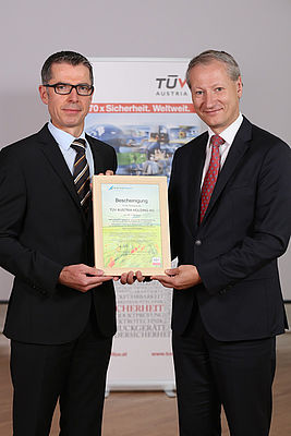 01.01.2017 tarihinden itibaren Avusturya’daki tüm TÜV AUSTRIA Grubu işyerlerine NATURKRAFT tarafından yıllık toplam 1.600.000 kWh miktarında yeşil elektrik sağlanacak  (soldan sağa): NATURKRAFT Genel Müdürü Yük. Müh. Leopold Wanzenböck, 