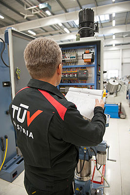 Nadzorni inženir Andreas Oberweger iz podjetja TÜV AUSTRIA v osrednjem skladišču PWA/Bernardo v Engerwitzdorfu, (C) Bernardo