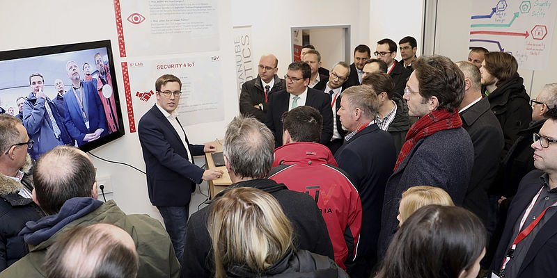 IoT-Experte Hendrik Dettmer demonstriert im TÜV AUSTRIA Technology & Innovation Center die Verwundbarkeit einer Webcam. TÜV AUSTRIA hat sich längst zu einem IT-Security-Komplettanbieter entwickelt, 10 Prozent des Gesamtumsatzes erwirtschaftet allein der Bereich IT- & Datensicherheit. Das TÜV AUSTRIA Technology & Innovation Center ist dabei Startpunkt jener Lösungen und Produkte, die ein vernetzter, digitalisierter Markt verlangt.