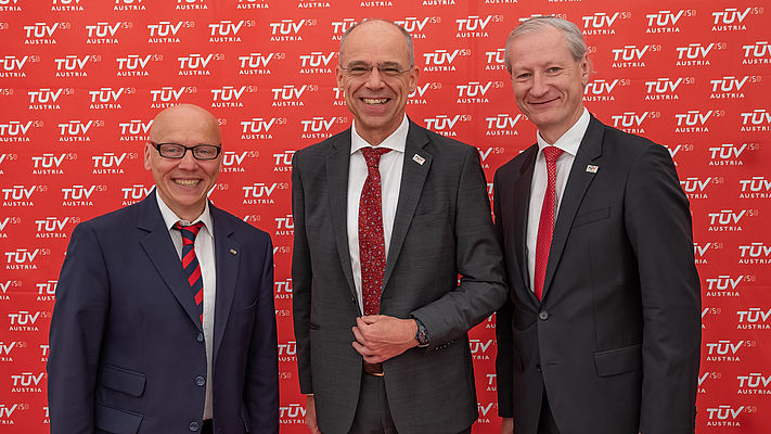 TÜV AUSTRIA Akademie general manager Christian Bayer (l) celebrates 150 years of TÜV AUSTRIA Group with TÜV AUSTRIA CFO Christoph Wenninger and TÜV AUSTRIA CEO Stefan Haas (r) at the TÜV AUSTRIA Technology & Innovation Center in Vienna - as well as TÜV AUSTRIA Akademie's ranking as the Austria's best overall seminar provider. tuv-academy.at (C) TÜV AUSTRIA, Rainer Hackstock