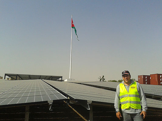 TÜV AUSTRIA Hellas, Ortadoğu'da devam eden yatırımların bağımsız denetim merkezi olarak, Ürdün'deki en büyük fotovoltaik tesislerin denetimini üstlenmiştir. 