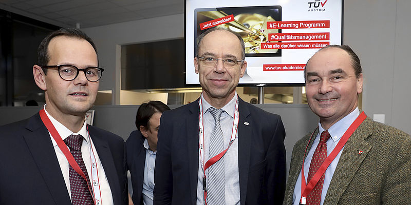 TÜV AUSTRIA CFO Christoph Wenninger (m) begrüßte bei der Eröffnung des Technology & Innovation Center in Wien-Inzersdorf Josef Eisenschenk, Agrana Stärke und Andreas Linhart (r), Bürgermeister von Brunn am Gebirge, dem Standort des TÜV AUSTRIA Campus.