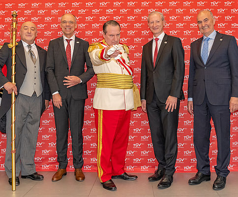 On the eve of the 150th anniversary of the founding of TÜV AUSTRIA, this Austrian group of companies with international operations hosted a ceremony at the TÜV AUSTRIA Technology & Innovation Center in Vienna: Rudi Roubinek (as Seyffenstein) Mag. Christoph Wenninger, CFO TÜV AUSTRIA Group, Robert Palfrader (as Robert Heinrich I.), Dr. Stefan Haas, CEO TÜV AUSTRIA Group KommR Dipl.-Ing. Johann Marihart, TÜV AUSTRIA President (C) TÜV AUSTRIA, Christian Kraus