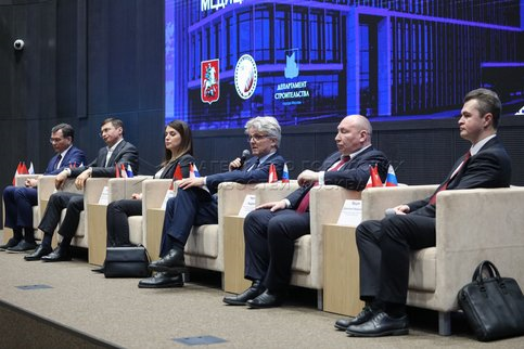 Delegierte der Moskauer Stadtregierung, des International Medical Cluster, der österreichischen Botschaft und von TÜV AUSTRIA Standards & Compliance