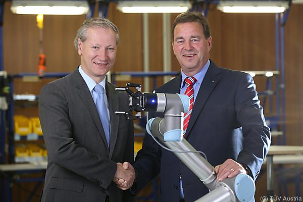 Stefan Haas and Wilfried Sihn (right) shake hands on their collaboration © TÜV AUSTRIA, Andreas Amsüss