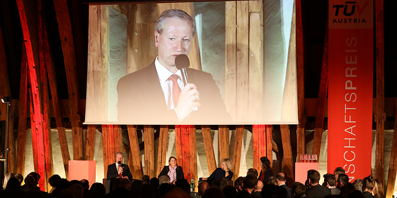 Innovation Talk beim TÜV AUSTRIA Wissenschaftspreis 2019: Die Aufgabenstellungen der jungen Technikerinnen und Techniker und Beispiele aus der Unternehmenspraxis beeindruckten den Initiator des Wissenschaftspreises, TÜV AUSTRIA-CEO Stefan Haas: „Der Zuspruch beim diesjährigen TÜV AUSTRIA Wissenschaftspreis bestätigt einmal mehr, dass unsere Next Generation bereits heute die Zukunft gestaltet und Österreichs Industrie die Innovation als wesentlichen Bestandteil ihrer Strategie verankert hat. Ich darf daher den diesjährigen TÜV AUSTRIA Wissenschaftspreisträgern sehr herzlich gratulieren, mich aber auch und bei allen Bewerberinnen und Bewerbern für ihr wichtiges Engagement, vorauszudenken und neue Wege zu gehen, bedanken." (C) TÜV AUSTRIA, Marion Huber