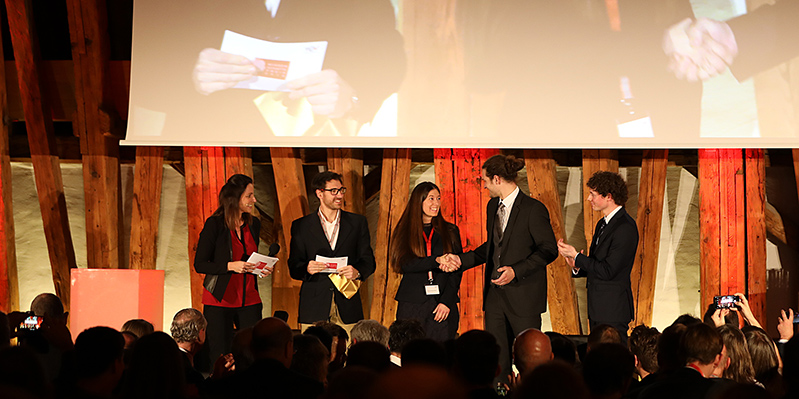 Beim TÜV AUSTRIA Wissenschaftspreis 2019 gratuliert der nominierte Dr. Matthias Ehrhart, TU Graz, der Gewinnerin der Kategorie UNI / FH, Katharina Ceesay-Seitz, TU Wien, die ihre Diplomarbeit über die Definition und Demonstration einer SIL 2 konformen Verifikationsmethodik für ein sicherheitskritisches System-on-Chip inklusive Field Programmable Gate Array (FPGA) beim TÜV AUSTRIA Wissenschaftspreis 2019 eingereicht hatte. (C) TÜV AUSTRIA, Marion Huber