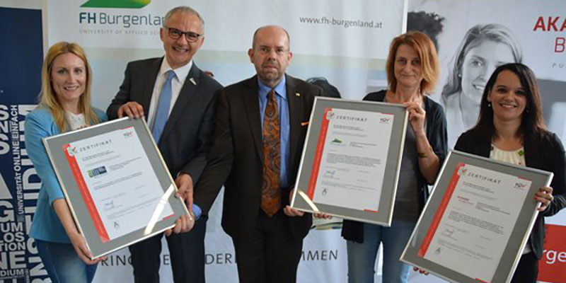 TÜV AUSTRIA-Gutachter Gerhard Eichinger (m.) überreichte die Zertifikate an die erfreuten Geschäftsführer der drei Unternehmen. 