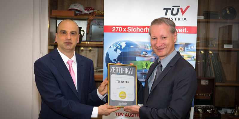 Dr. Jürgen Molner, Country Brand Manager Superbrands Austria, überreicht TÜV AUSTRIA CEO Dr. Stefan Haas das Super Brands 2015-2016 Zertifikat.