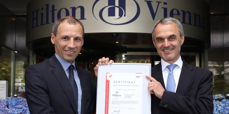 Stefan Wallner, Executive Director of TÜV AUSTRIA CERT GMBH and Business Area Manager LTC – Life, Training & Certification, presents the TÜV AUSTRIA Hotel Safety & Security Certificate to Norbert B. Lessing, Country General Manager Hilton Hotels Austr