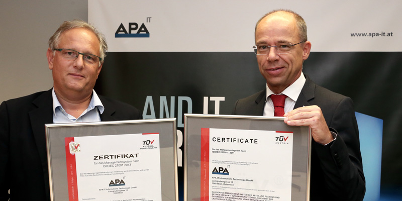 APA-IT erhält von TÜV AUSTRIA ISO 27001-Qualitätssiegel für Informationssicherheit, v.l.n.r. Alexander Falchetto (APA-IT), Christoph Wenninger (CFO, TÜV AUSTRIA), Foto: Peter Hautzinger, (C) TÜV AUSTRIA, Andreas Amsüss
